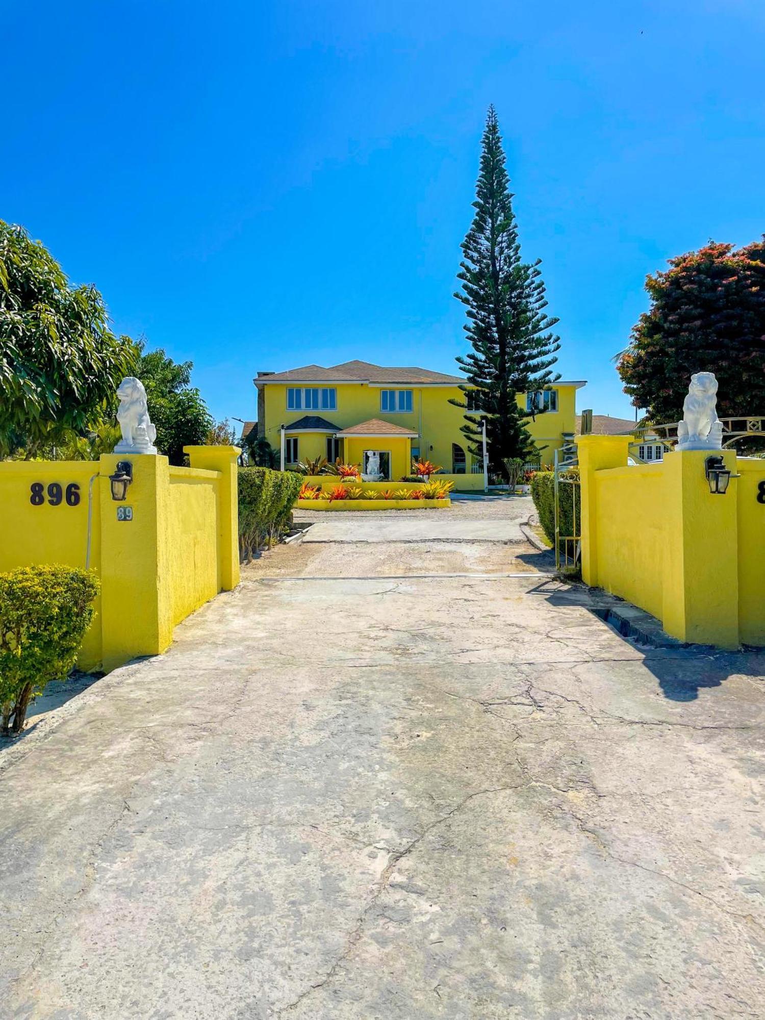 Bed and Breakfast Golden Palms House Нассау Экстерьер фото