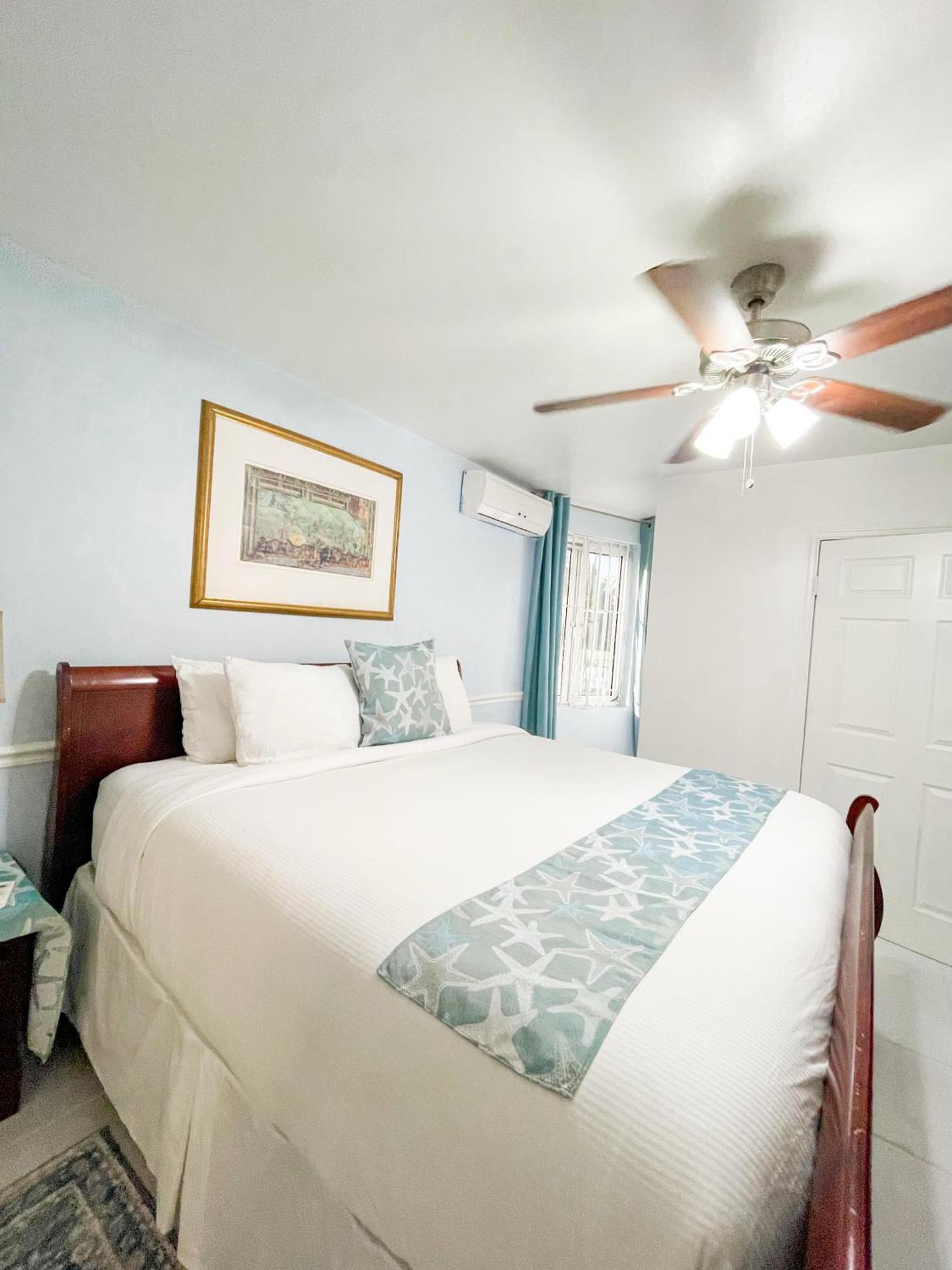 Bed and Breakfast Golden Palms House Нассау Экстерьер фото