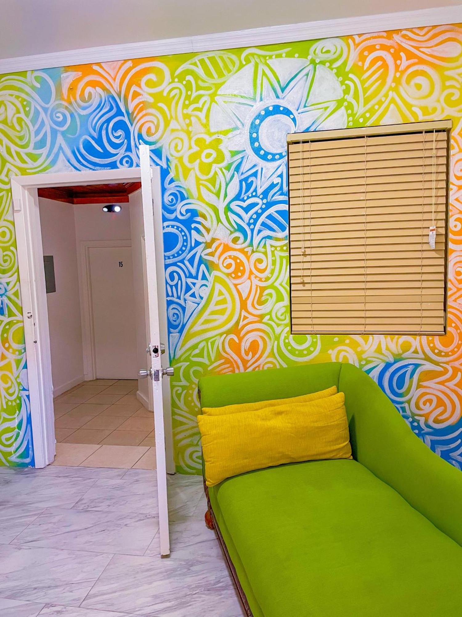 Bed and Breakfast Golden Palms House Нассау Экстерьер фото