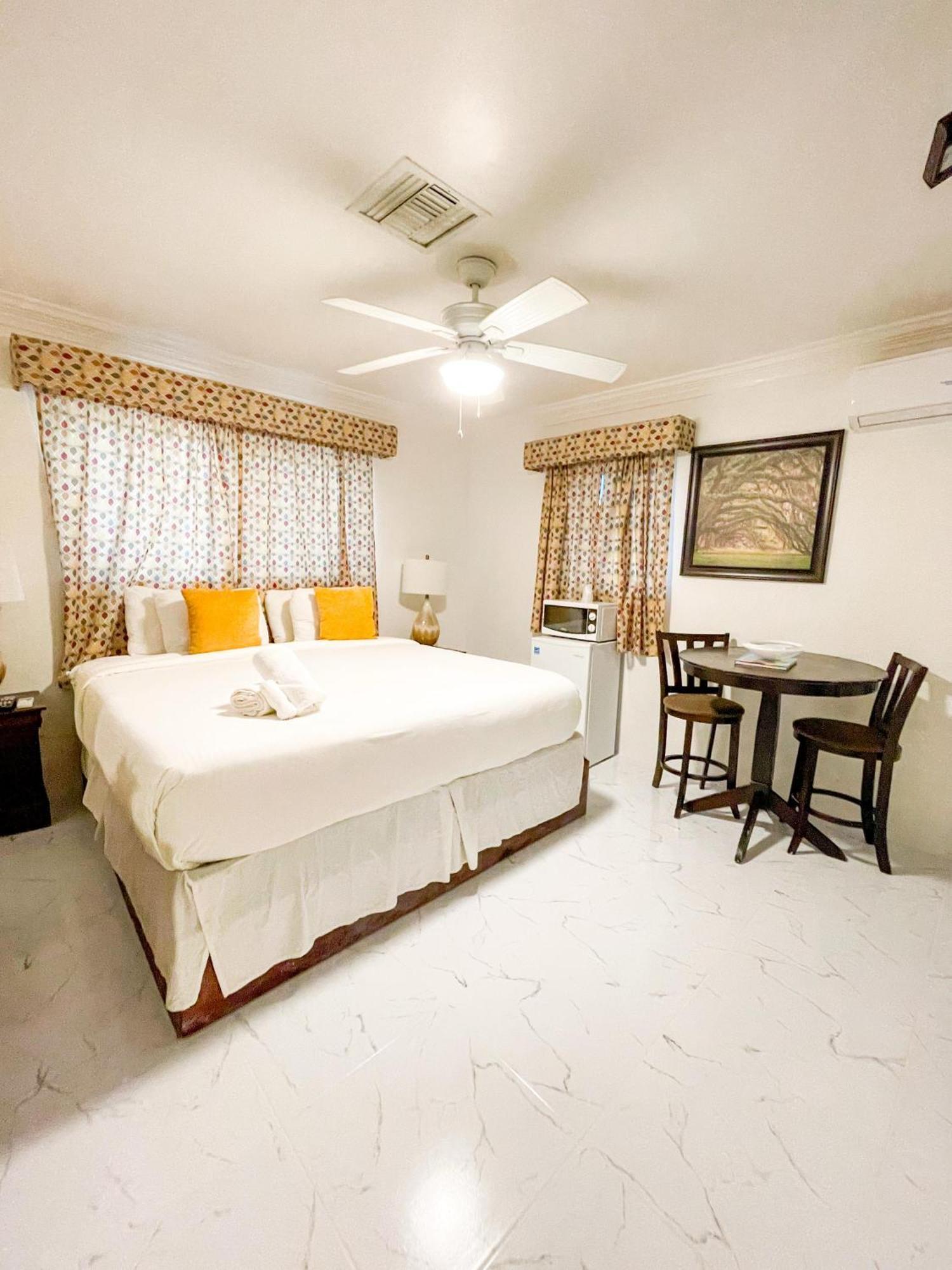 Bed and Breakfast Golden Palms House Нассау Экстерьер фото