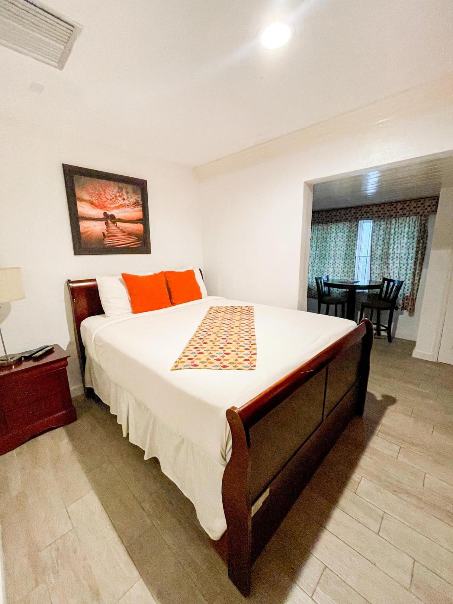 Bed and Breakfast Golden Palms House Нассау Экстерьер фото