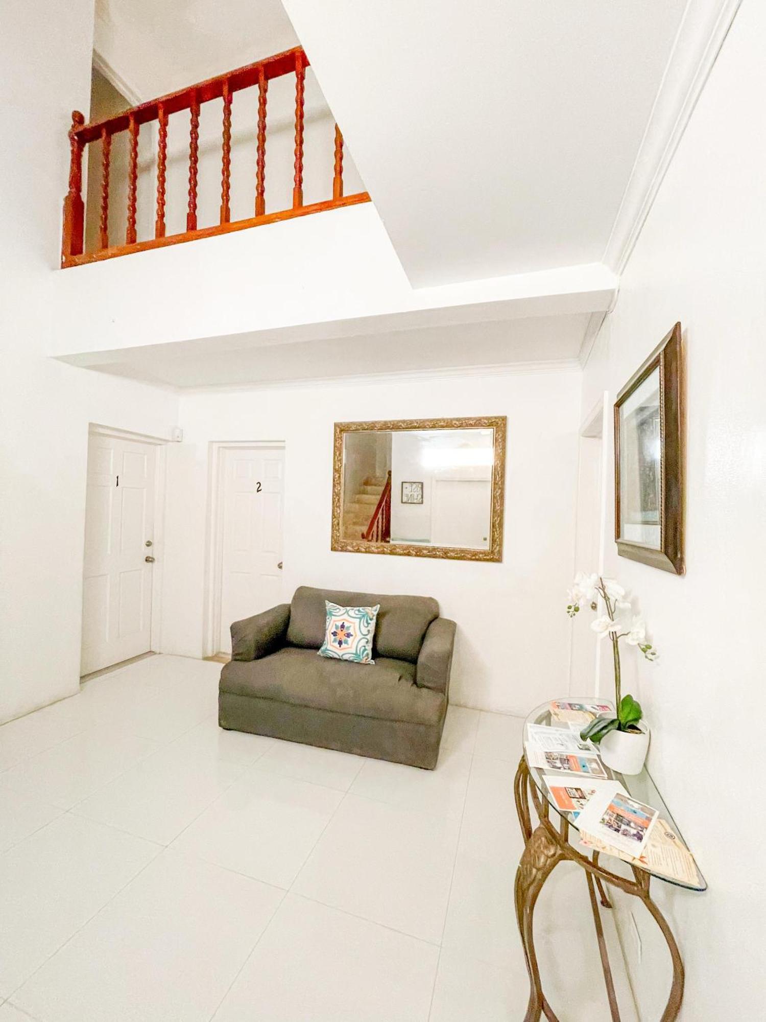 Bed and Breakfast Golden Palms House Нассау Экстерьер фото