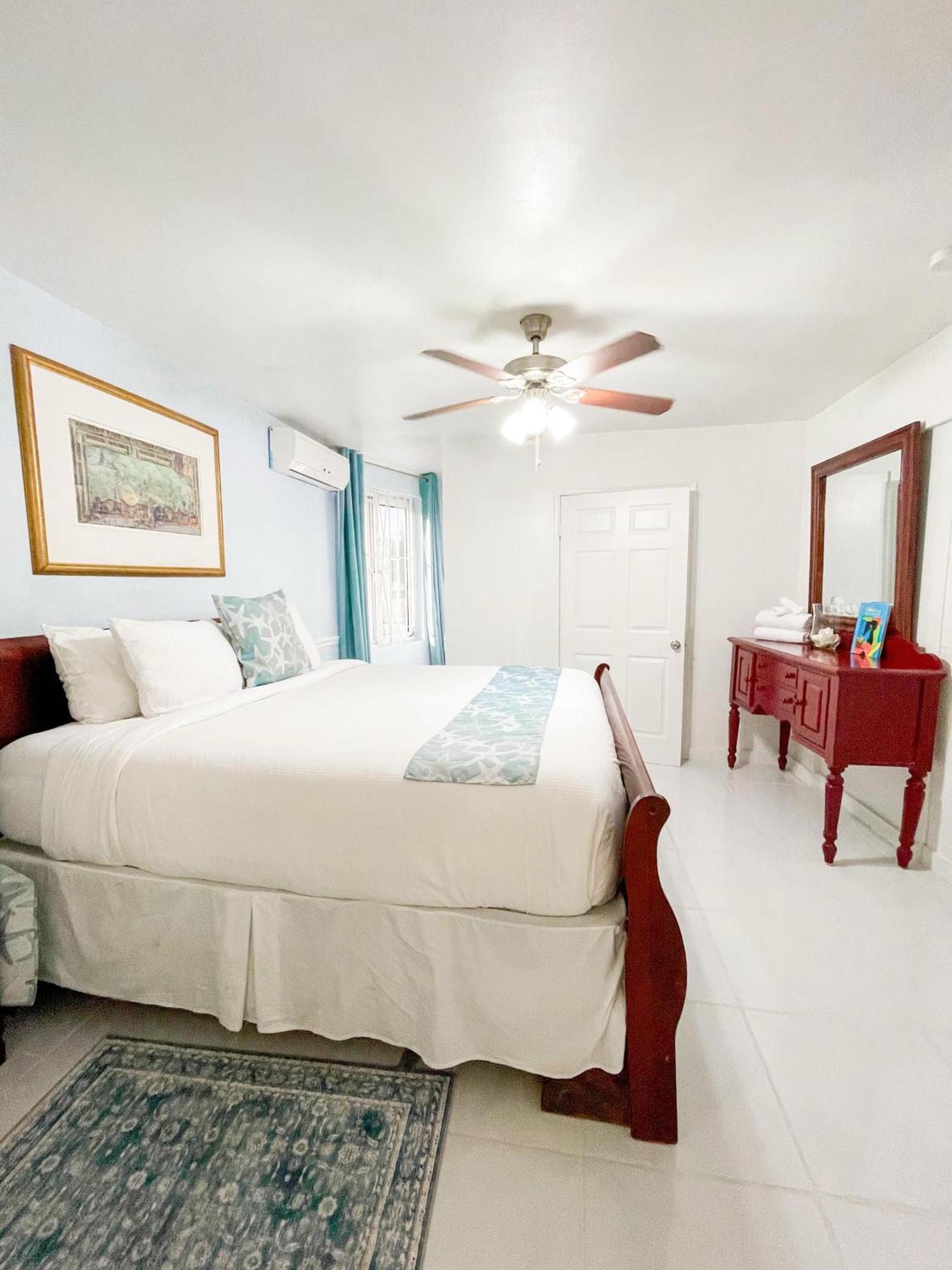 Bed and Breakfast Golden Palms House Нассау Экстерьер фото