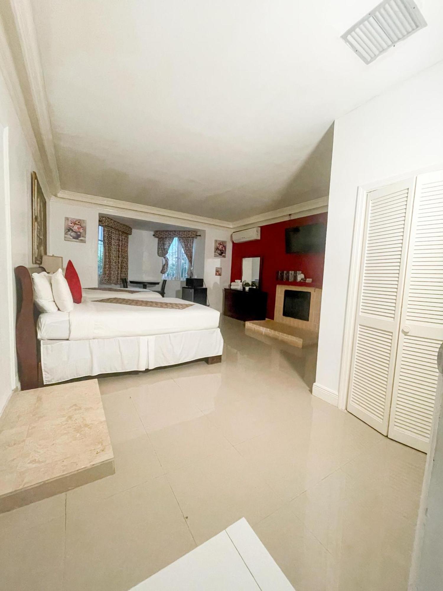 Bed and Breakfast Golden Palms House Нассау Экстерьер фото