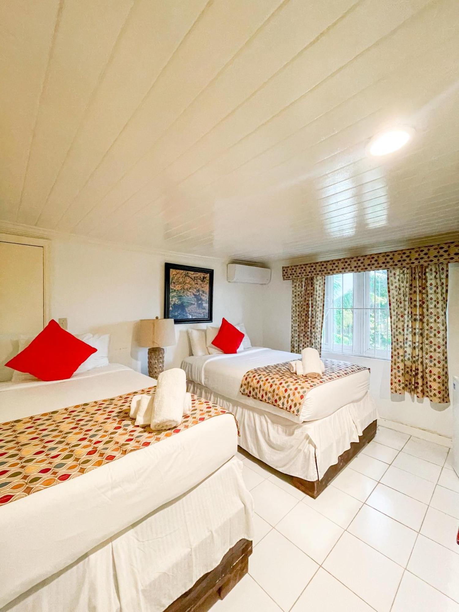 Bed and Breakfast Golden Palms House Нассау Экстерьер фото